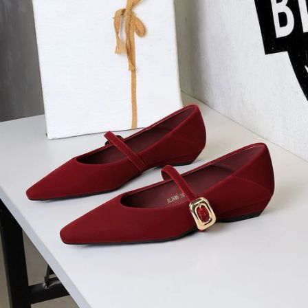 云芙鹿新款时尚金属扣单鞋喜庆红色尖头浅口时尚坡跟一字带女鞋
