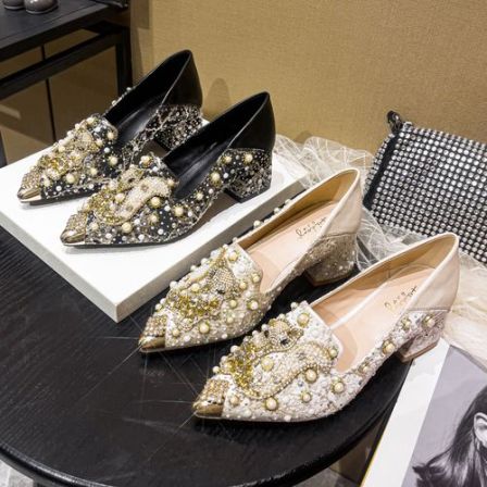 洋气方跟法式水钻百搭尖头水钻婚鞋粗跟九尾狐狸大码高跟鞋黑色