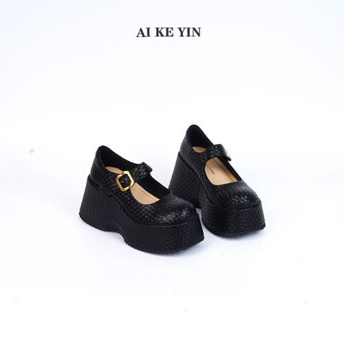 【艾珂茵】春季新款圆头厚底一字带金属扣编织面坡跟高跟鞋主图
