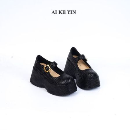【艾珂茵】春季新款圆头厚底一字带金属扣编织面坡跟高跟鞋