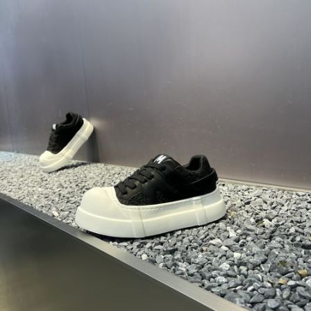 2026四季新款男士低帮青春休闲时尚百搭增高厚底纯色圆头舒适潮鞋