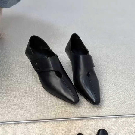 Wheat house ~！复古老钱风尖头粗跟乐福鞋女魔术贴真皮通勤单鞋