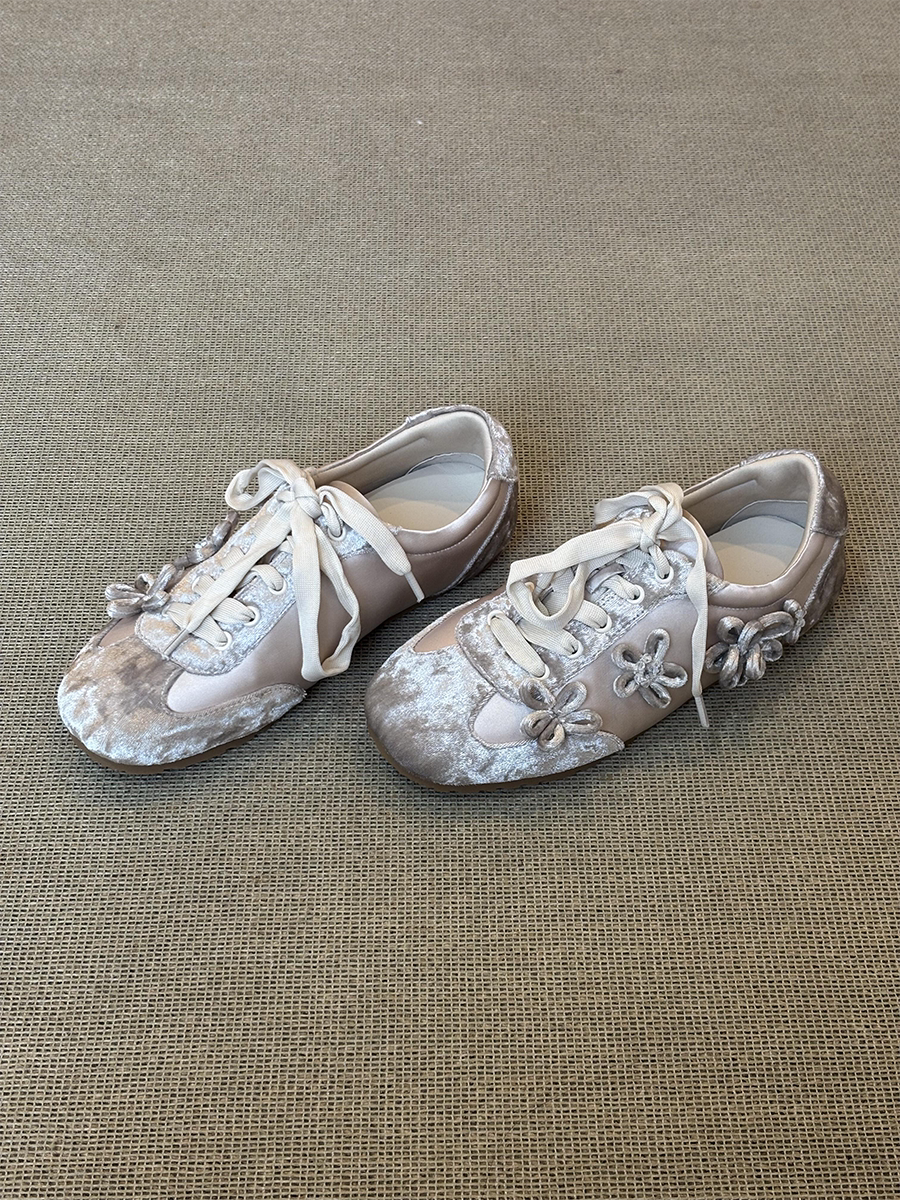 HoneyRain~圆头丝绒拼接花朵温柔风德训鞋百搭系带平底运动休闲鞋主图