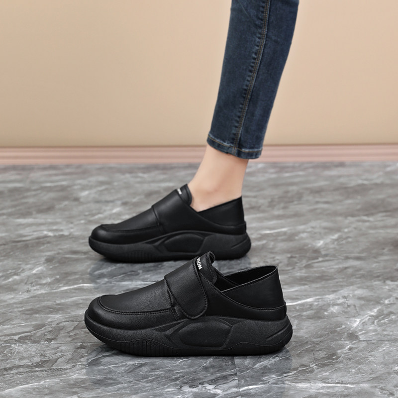 运动鞋女款妈妈2026新款春季全黑色软底不累脚防水防油工作防滑鞋主图