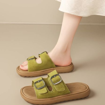 卓诗尼厚底拖鞋女2026春季新款一字带绿色软底配裙子沙滩勃肯凉鞋