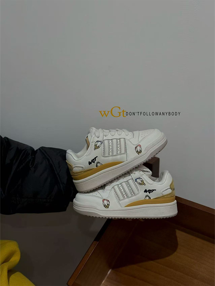 WGT女童春季卡通板鞋2026新款中大童百搭防滑休闲鞋儿童运动鞋主图