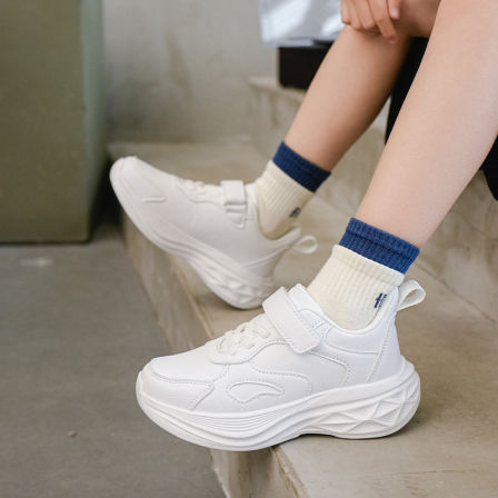 儿童小白鞋男童白色运动鞋2026春季新款小学生女孩中大童跑步鞋子