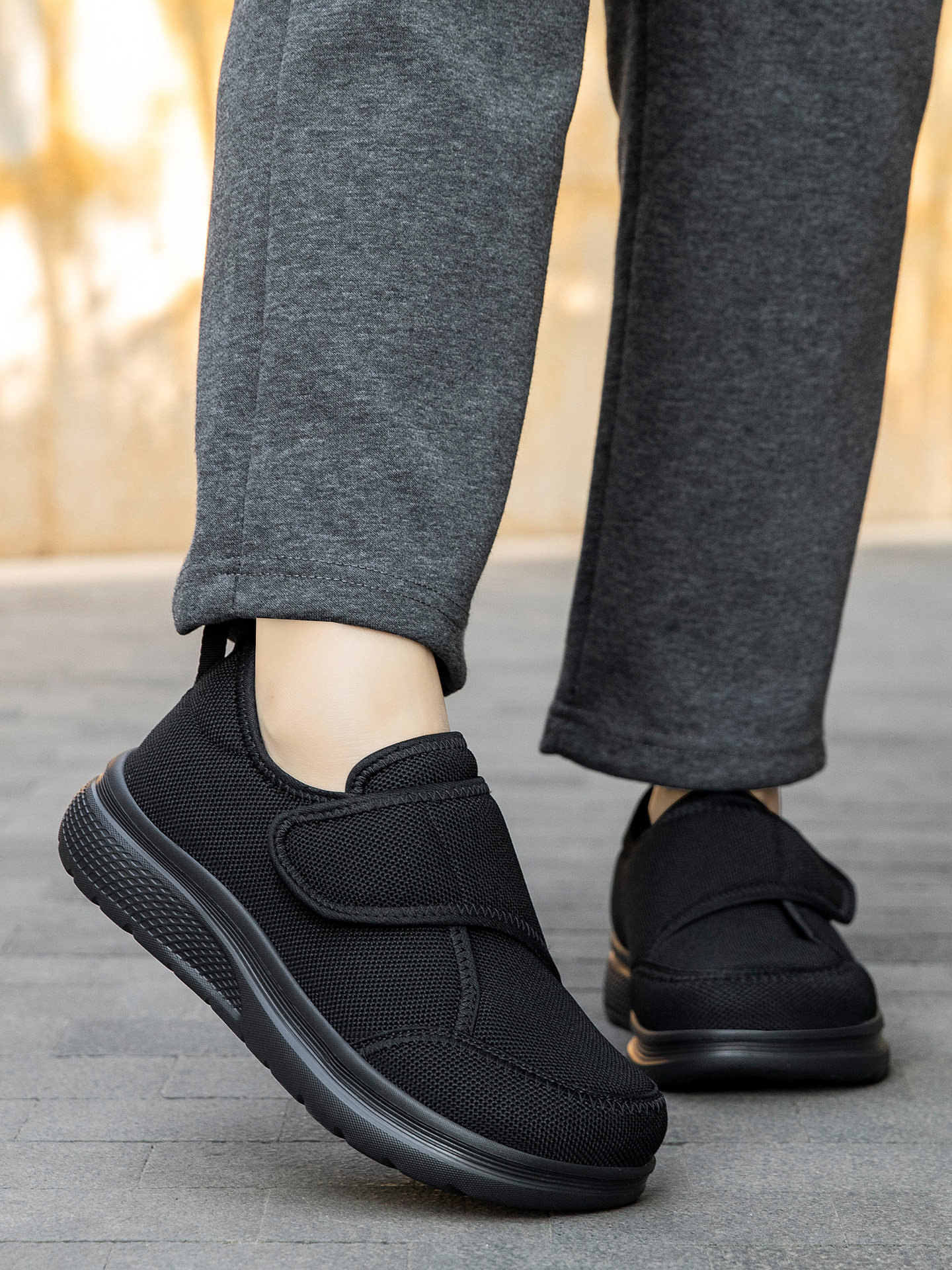 张凯丽老人鞋男防滑软底春秋款爸爸鞋中老年舒适不累脚妈妈运动鞋主图