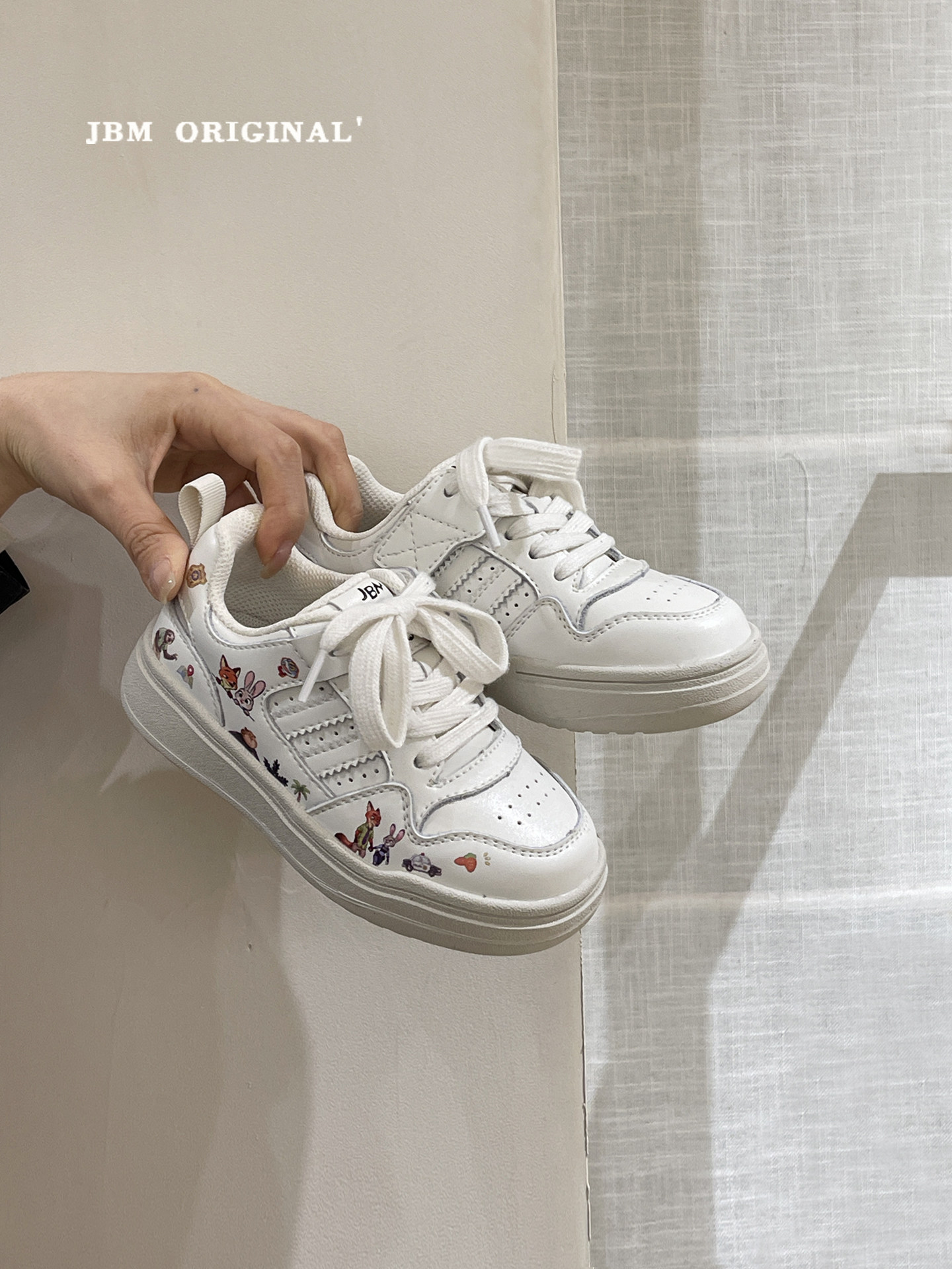 JBM 韩版儿童卡通小白鞋2026春季男女童休闲百搭运动低帮涂鸦板鞋主图