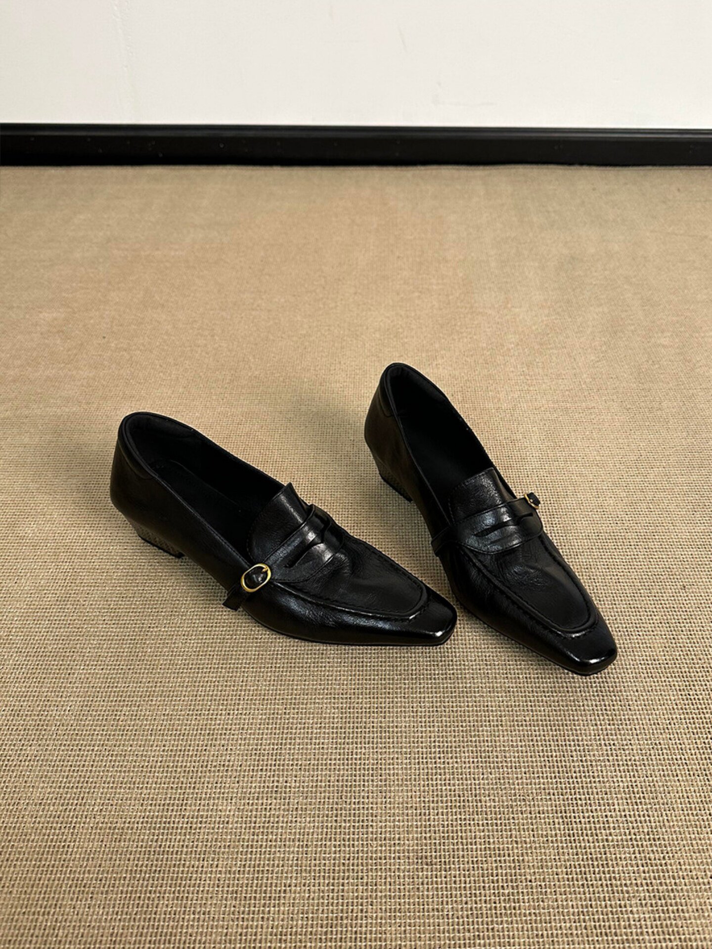 叁里英伦风方头乐福鞋女2026春季新款一脚蹬搭扣通勤鞋百搭小皮鞋主图