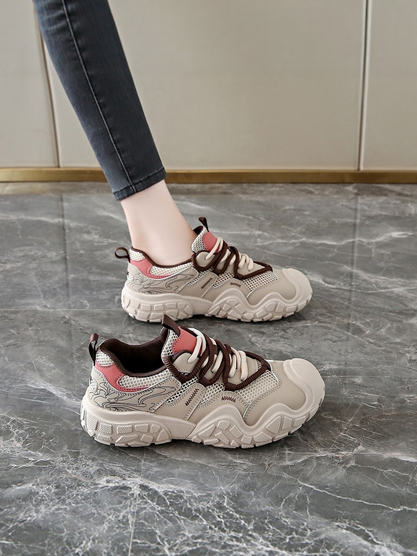 女鞋户外登山鞋2026新款春季透气运动休闲鞋防滑软底不累脚老爹鞋主图