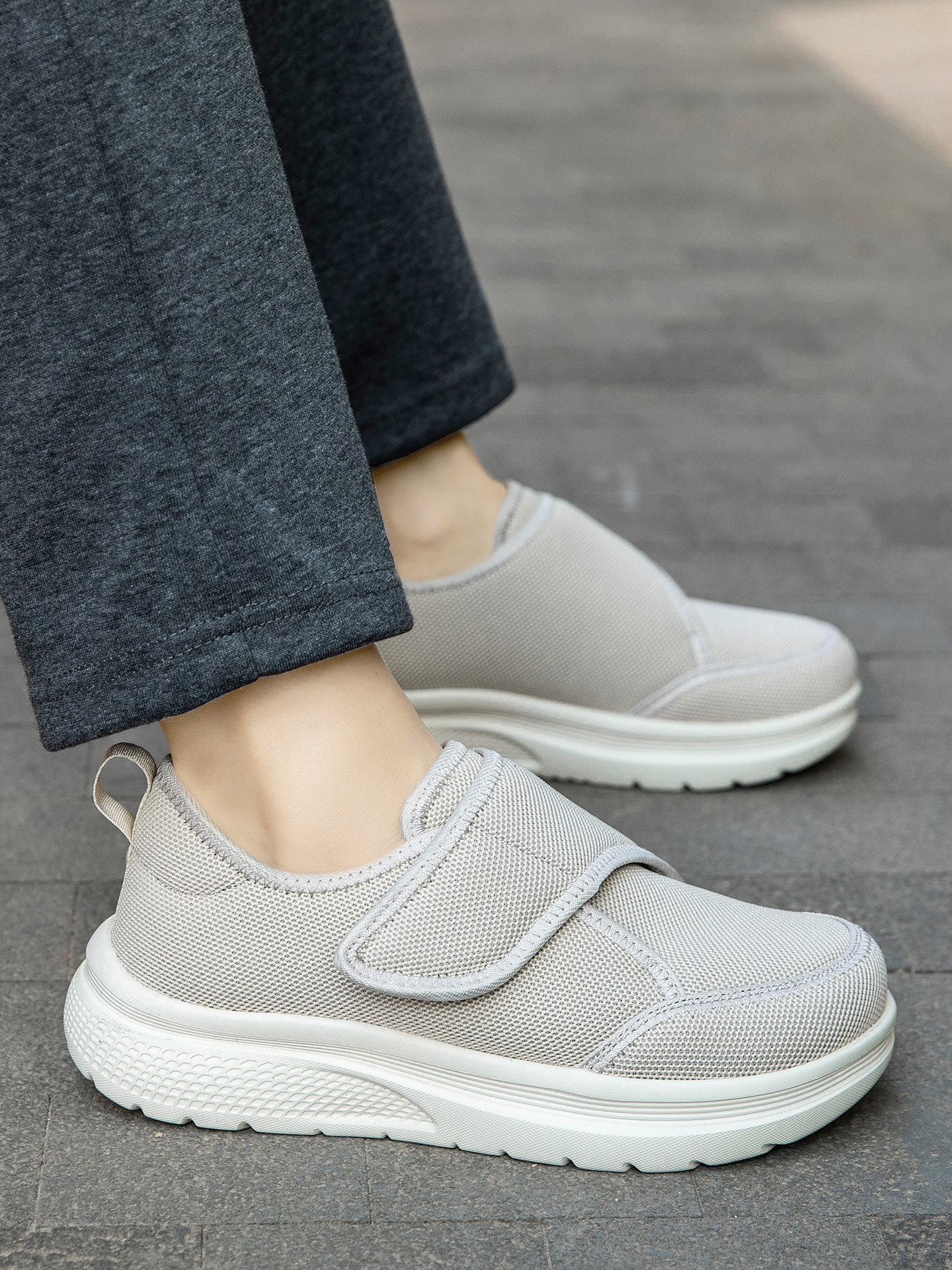 张凯丽老人鞋女防滑软底春季妈妈鞋中老年舒适健步运动鞋主图