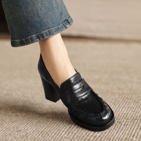 修悦2026春季新款英伦复古一脚蹬乐福鞋女羊皮黑色圆头褶皱高跟鞋