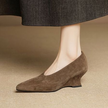 【萌萌定制】真皮坡跟增高不累脚单鞋磨砂2026早春浅口女士高级感鞋