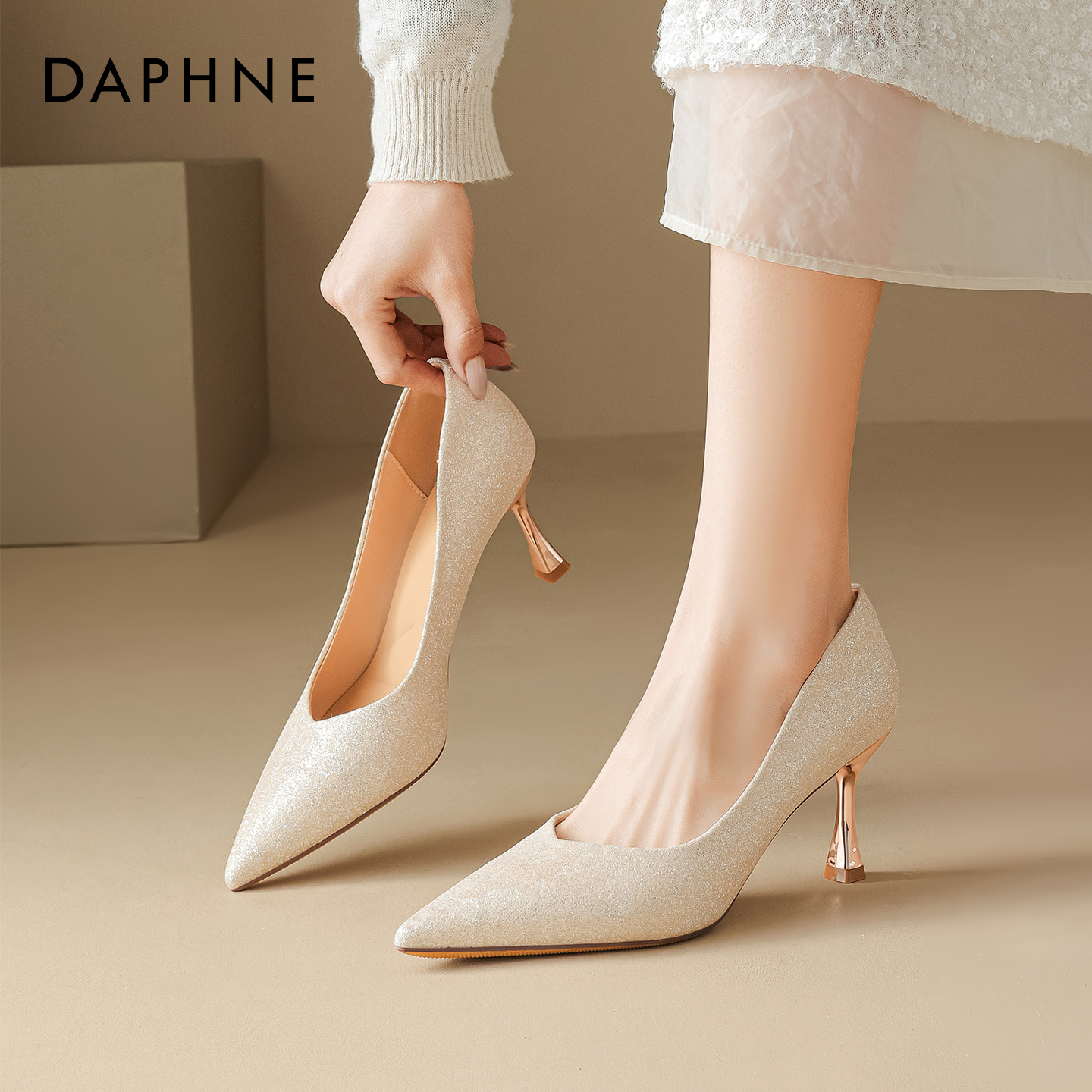达芙妮法式尖头高跟鞋女2025新款秋季软底配裙子婚鞋气质细跟单鞋主图