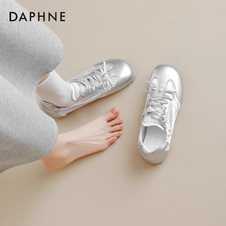 达芙妮银色缎面芭蕾风德训鞋女蝴蝶结2025夏季新款平底运动休闲鞋