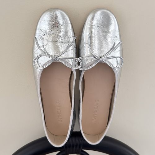 INTHECHIC丨甜心公主 蝴蝶结浅口平底芭蕾舞鞋银色平跟单鞋奶奶鞋主图