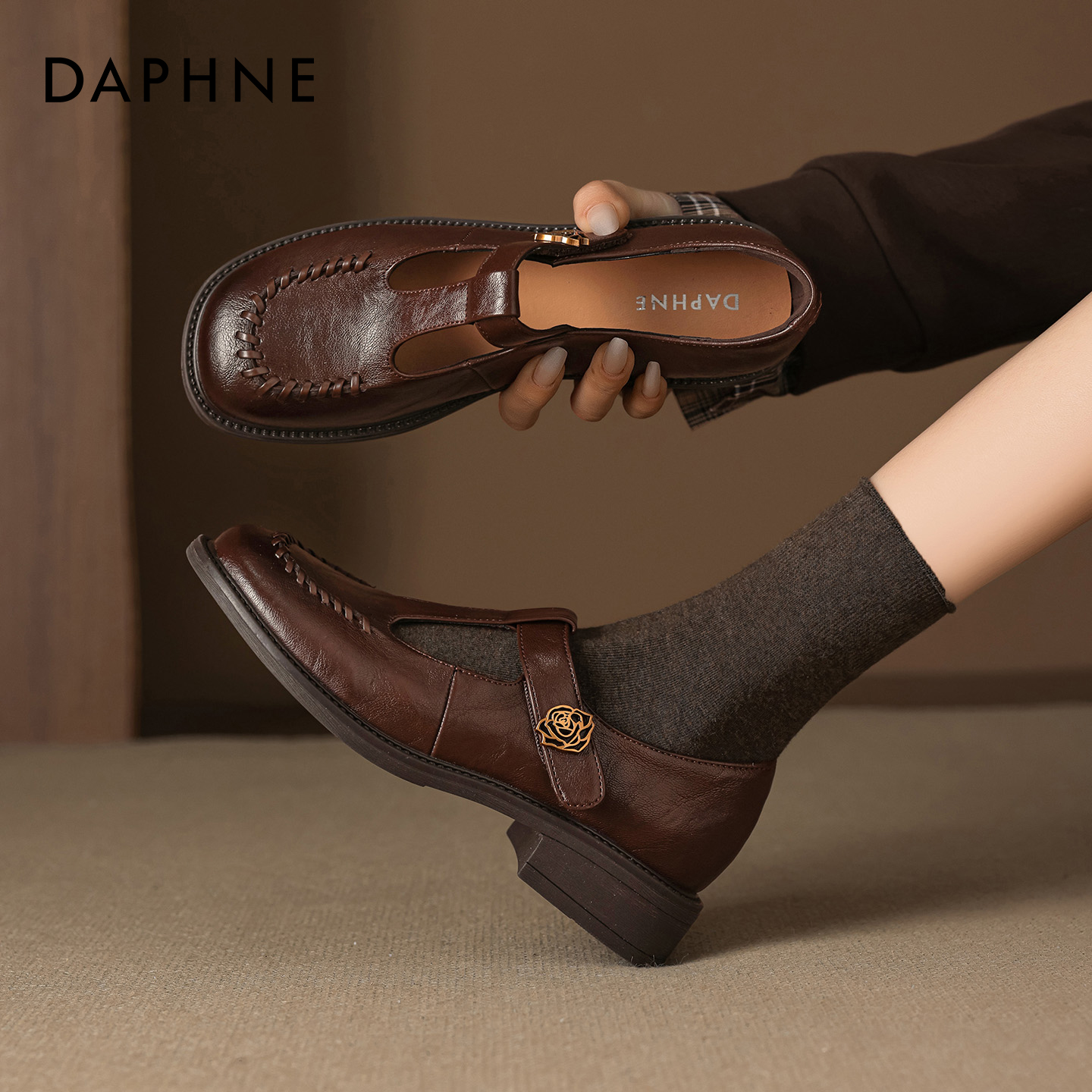 达芙妮复古棕色乐福鞋女2026春季新款魔术贴粗跟英伦风增高单鞋子主图