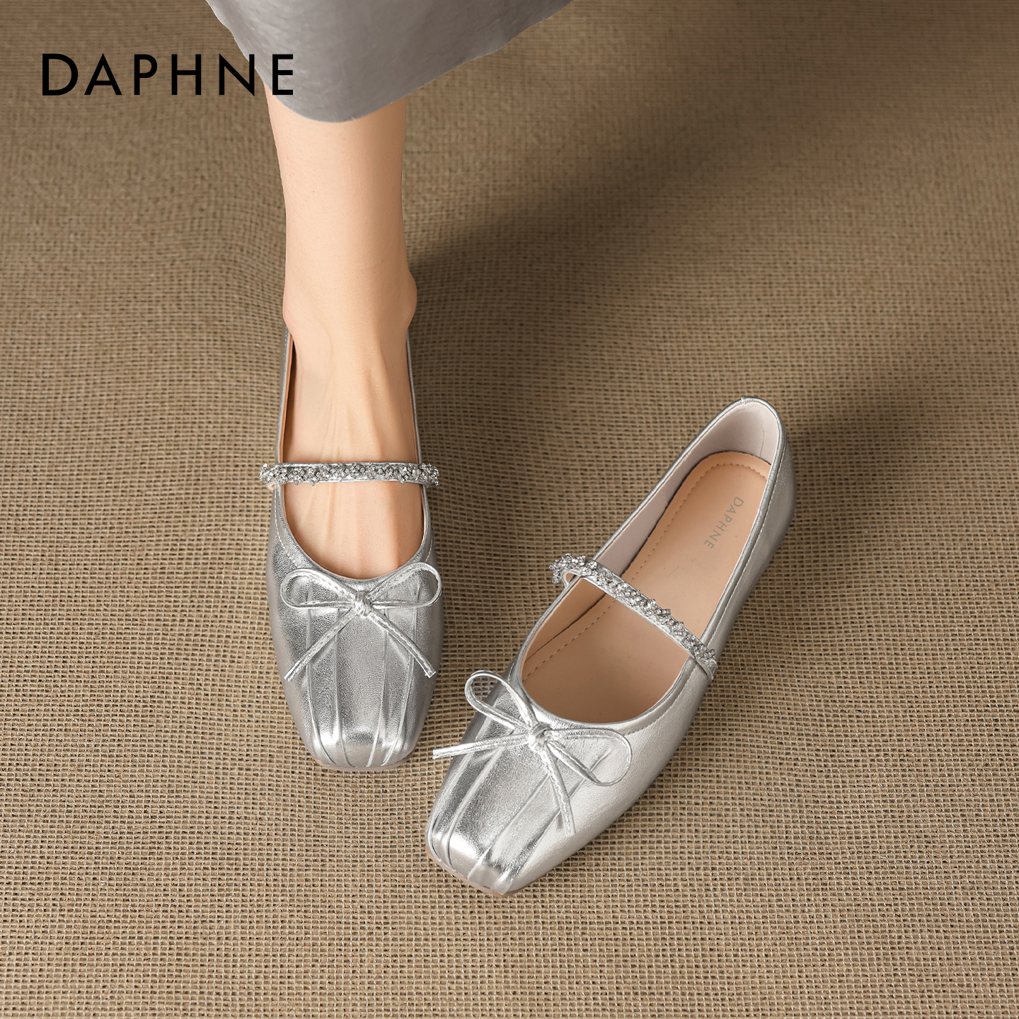 达芙妮银色玛丽珍鞋女2026新款春季法式气质仙女浅口舒适软底单鞋主图