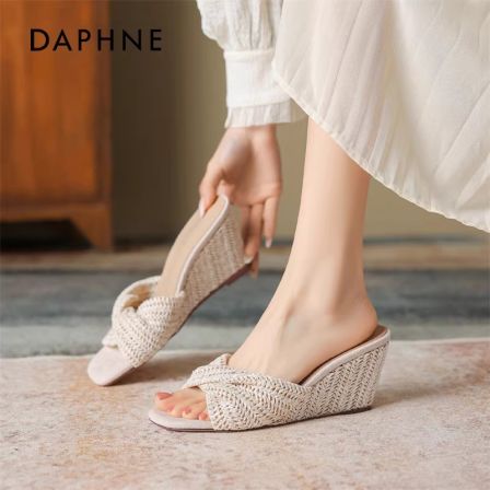 达芙妮坡跟凉鞋女款2026春季新款法式绝美外穿配裙子编织高跟拖鞋