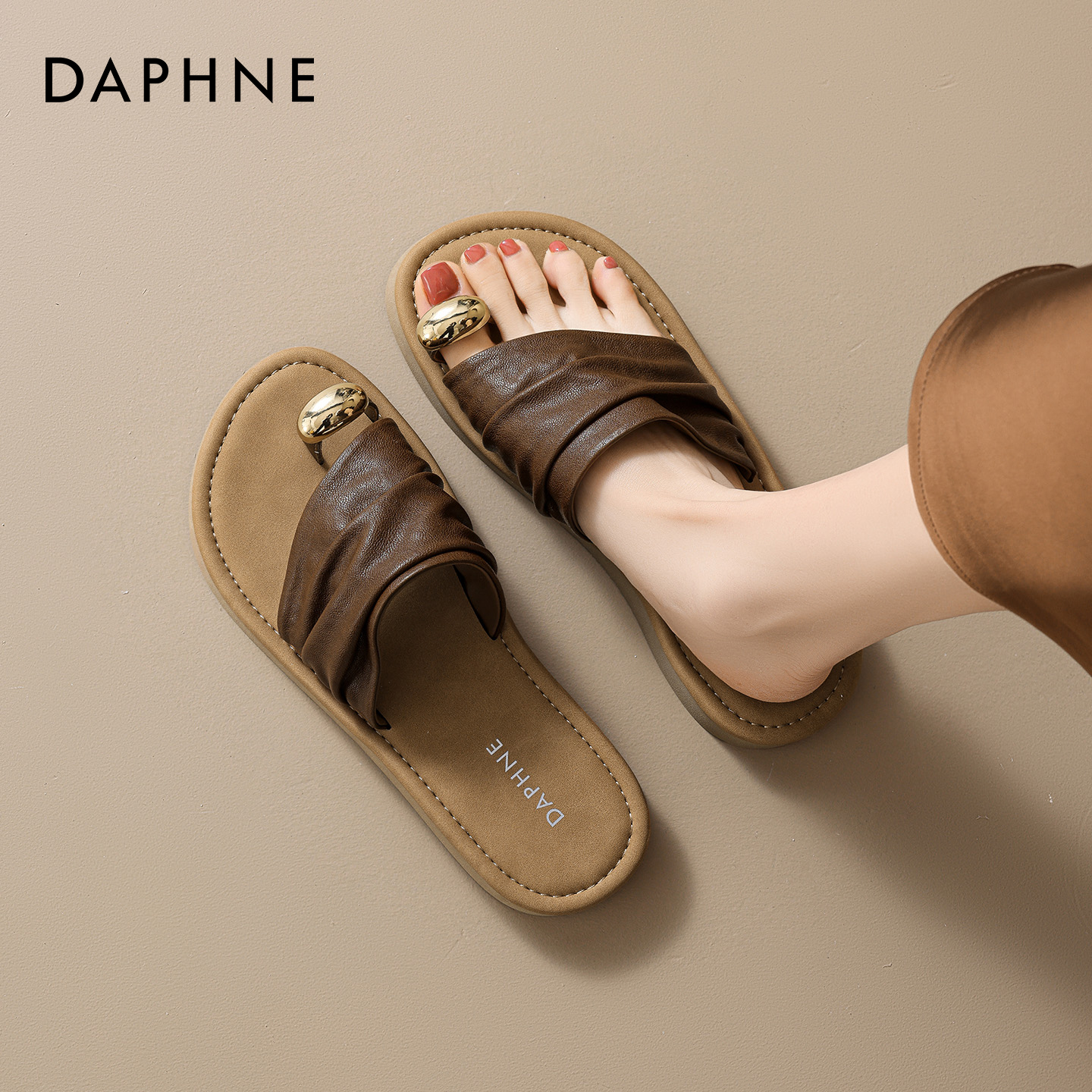 达芙妮棕色套趾拖鞋女款2026新款春季外穿平底一字拖沙滩罗马凉鞋主图