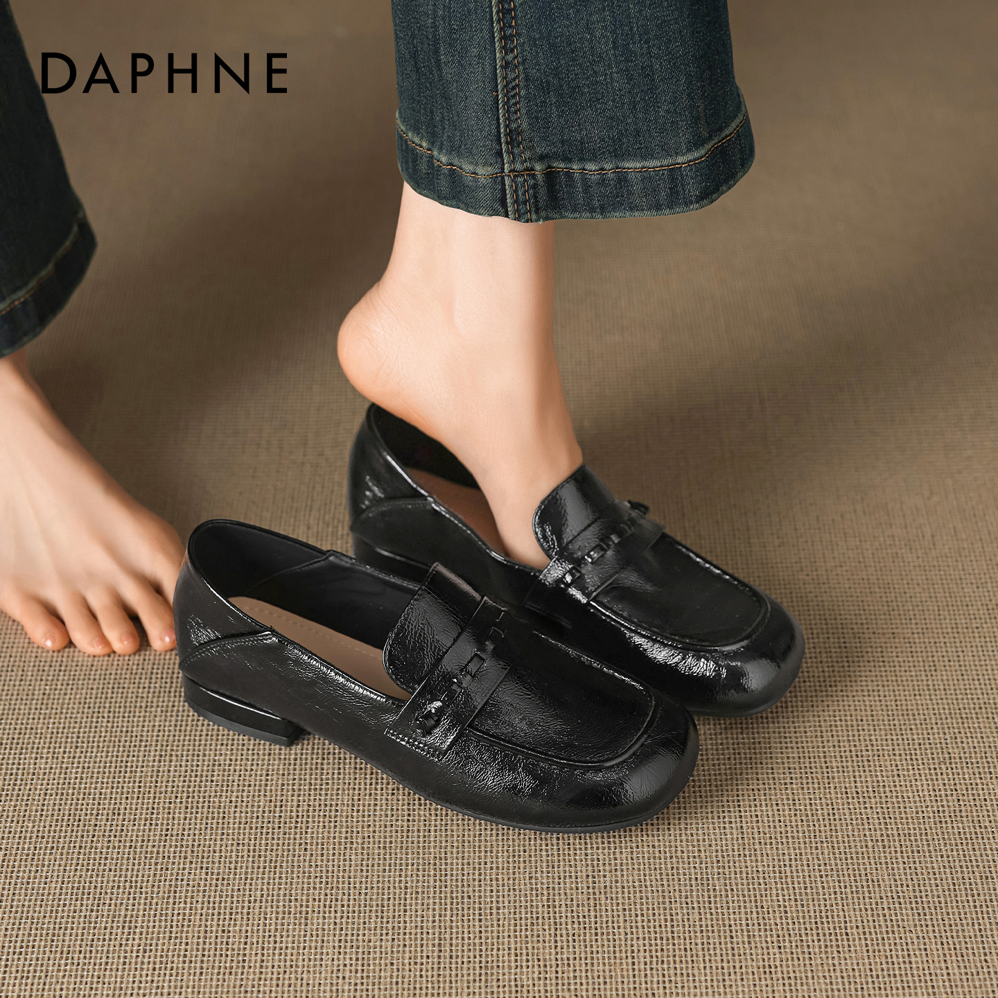 达芙妮黑色乐福鞋女2026新款春通勤平底鞋不累脚单鞋英伦风小皮鞋主图