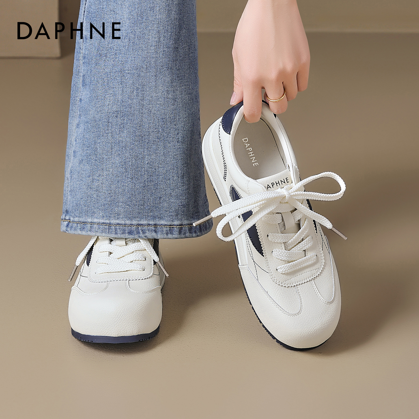 达芙妮小白鞋女2026春季新款增高软底时尚百搭休闲学生通勤板鞋子主图