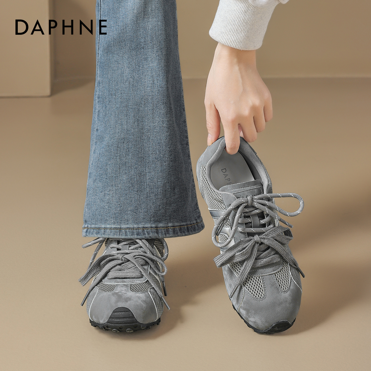 达芙妮灰色平底德训鞋女2026春季新款轻便巨好看阿甘芭蕾运动板鞋主图