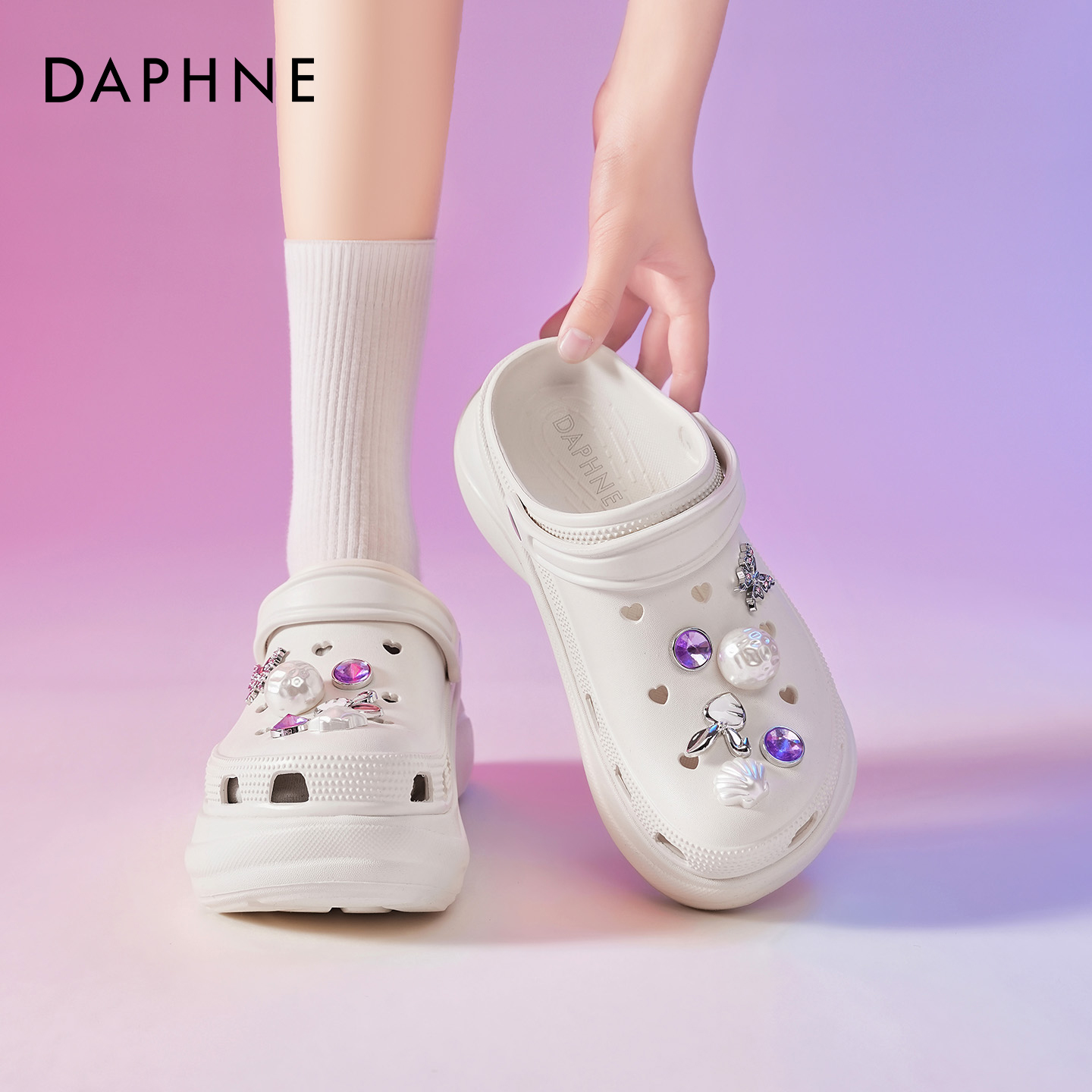 达芙妮厚底洞洞鞋女2026春季新款增高水钻云朵踩屎感包头凉拖鞋子主图