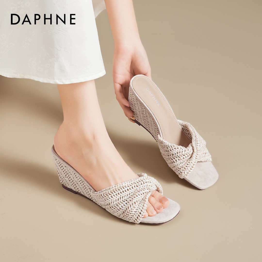 达芙妮高跟凉鞋女款2026春季新款法式配裙子绝美外穿编织坡跟拖鞋主图