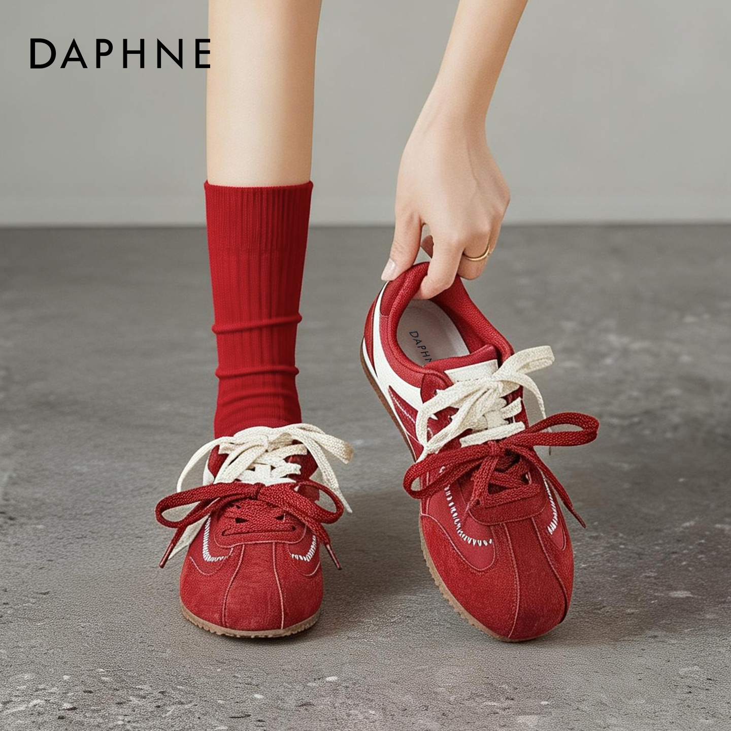 达芙妮红色鞋子德训鞋女2026新款春本命年婚鞋休闲女鞋轻便运动鞋主图