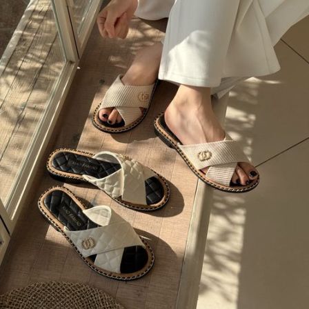 小发喵「小香菱格柔云凉拖演绎轻奢风尚步履生香间尽释优雅张力777