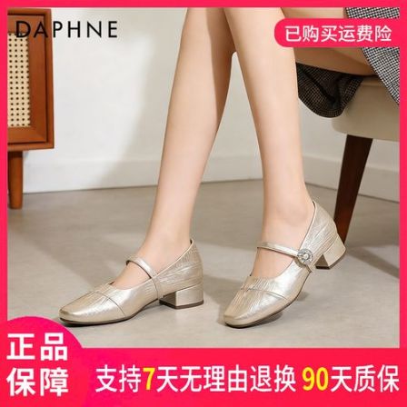 达芙妮2026春季新款舒适粗跟一字带钻扣仙女风通勤约会纯色单鞋