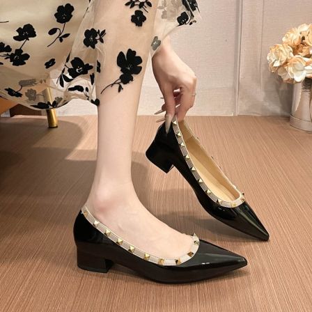 粗跟铆钉裸色高跟鞋女2025新款尖头浅口漆皮软底柳丁新中式跟单鞋