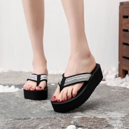 新款精致百搭人字拖越南平仙女士外穿时尚拖鞋水钻坡跟人字拖鞋