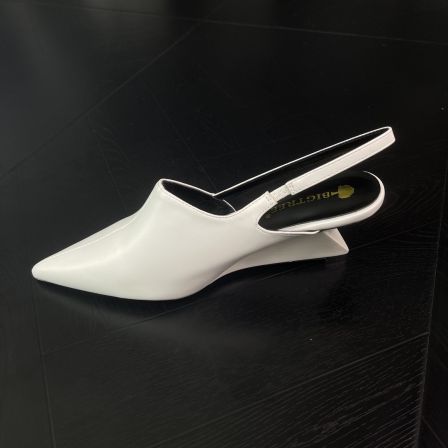 6.5cm【依美丁】欧美尖头坡跟包头凉鞋2026后空绊带凉拖三角跟女鞋