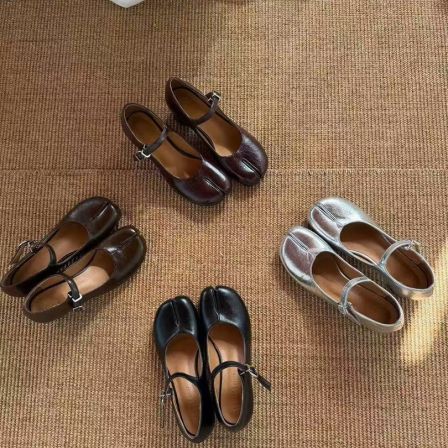 ONEXH·2026年早春时髦精百搭分趾鞋女复古一字带浅口猪蹄鞋单鞋