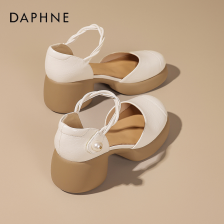 达芙妮新中式刺绣凉鞋女2026夏新款一字带包头中空高跟玛丽珍鞋S