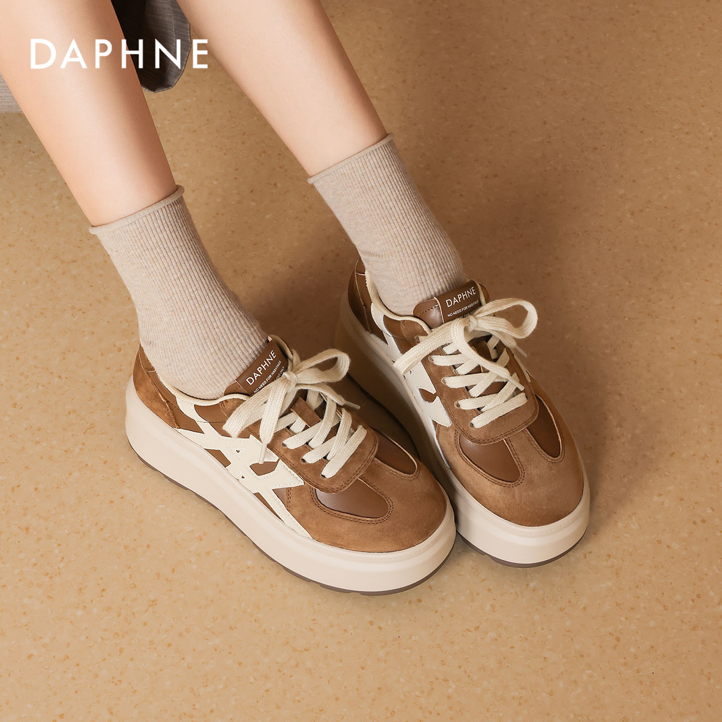 达芙妮系带韩版小白鞋2025轻便新款时尚百搭舒适运动休闲厚底板鞋主图