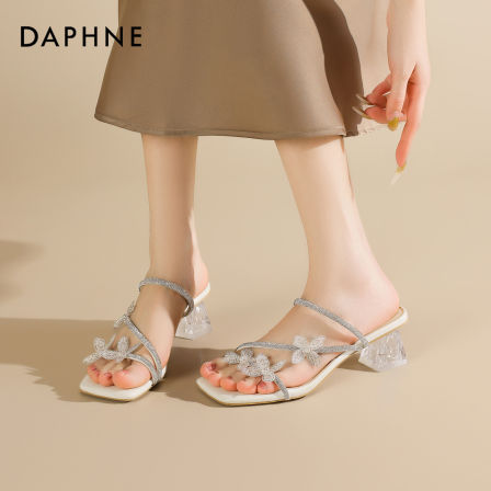 达芙妮气质夏季中跟时尚百搭外穿粗跟仙女风法式网红一字带凉鞋