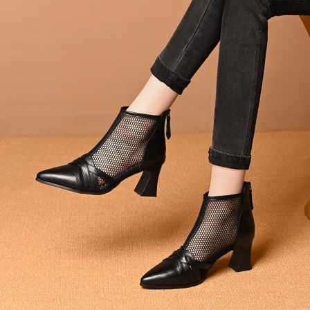 尖头粗跟网纱镂空短靴女春夏季新款后拉链透气时装靴黑色通勤凉靴