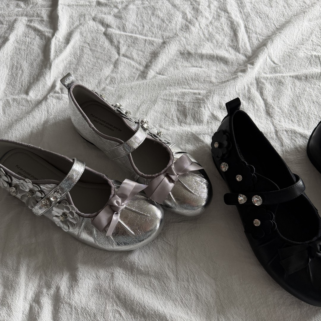 YDD/2026年新款一眼沦陷甜美风水钻花朵蝴蝶结一字带平底鞋/7057主图