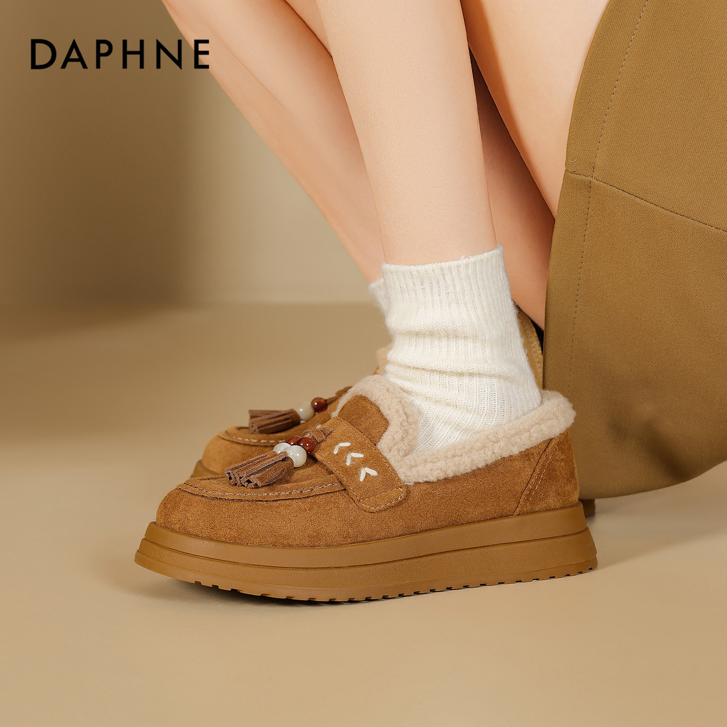 达芙妮新款学院风复古港风民族风纯色加绒加厚一脚蹬休闲乐福鞋主图