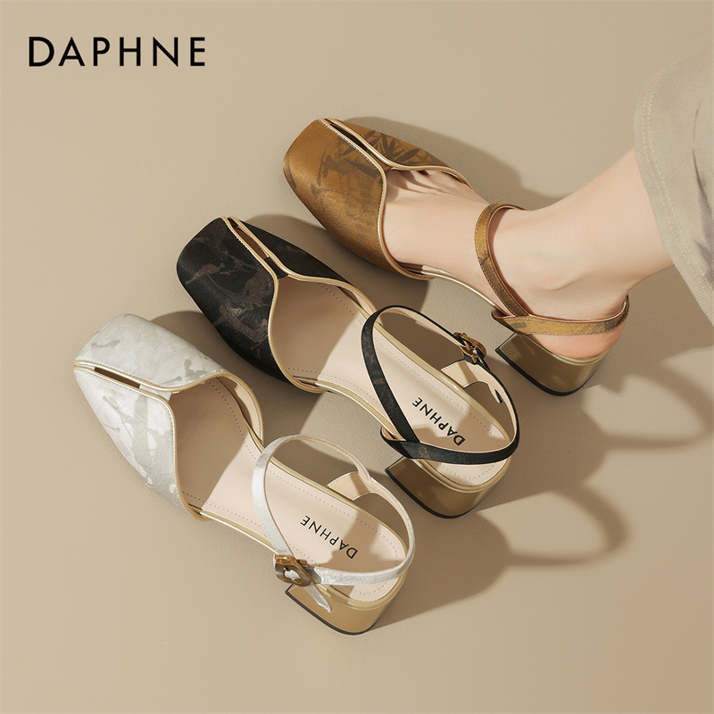 达芙妮时尚粗跟时装夏季一字带国风元素百搭简约浅口优雅软底凉鞋主图