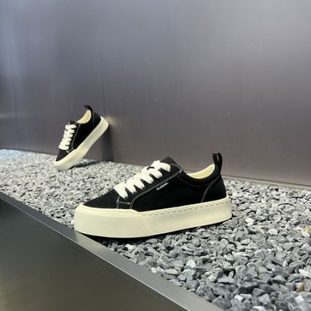 2026春夏新款时尚休闲韩版帆布系带软底软面超轻百搭透气运动板鞋