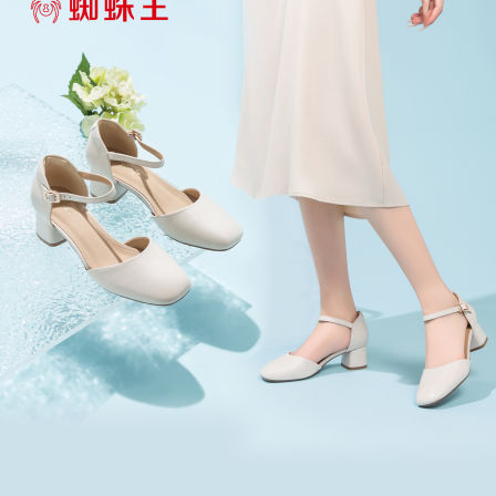 蜘蛛王女鞋包头一字式扣带羊皮粗跟米白色2026春夏季时尚简约凉鞋