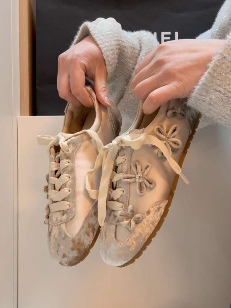 羊皮版~芭蕾风温柔花朵时尚运动系带休闲鞋女日常通勤舒适德训鞋主图