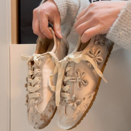 羊皮版~芭蕾风温柔花朵时尚运动系带休闲鞋女日常通勤舒适德训鞋