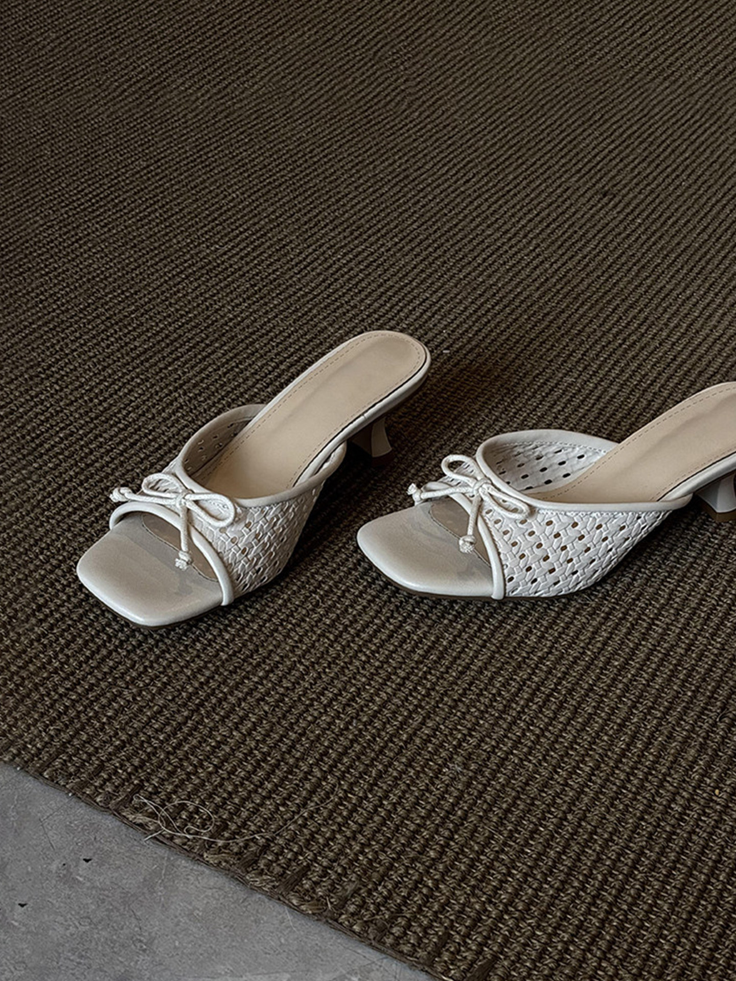 Wheat house ~！法式气质编织蝴蝶结一字拖鞋女方头配裙粗跟凉拖主图