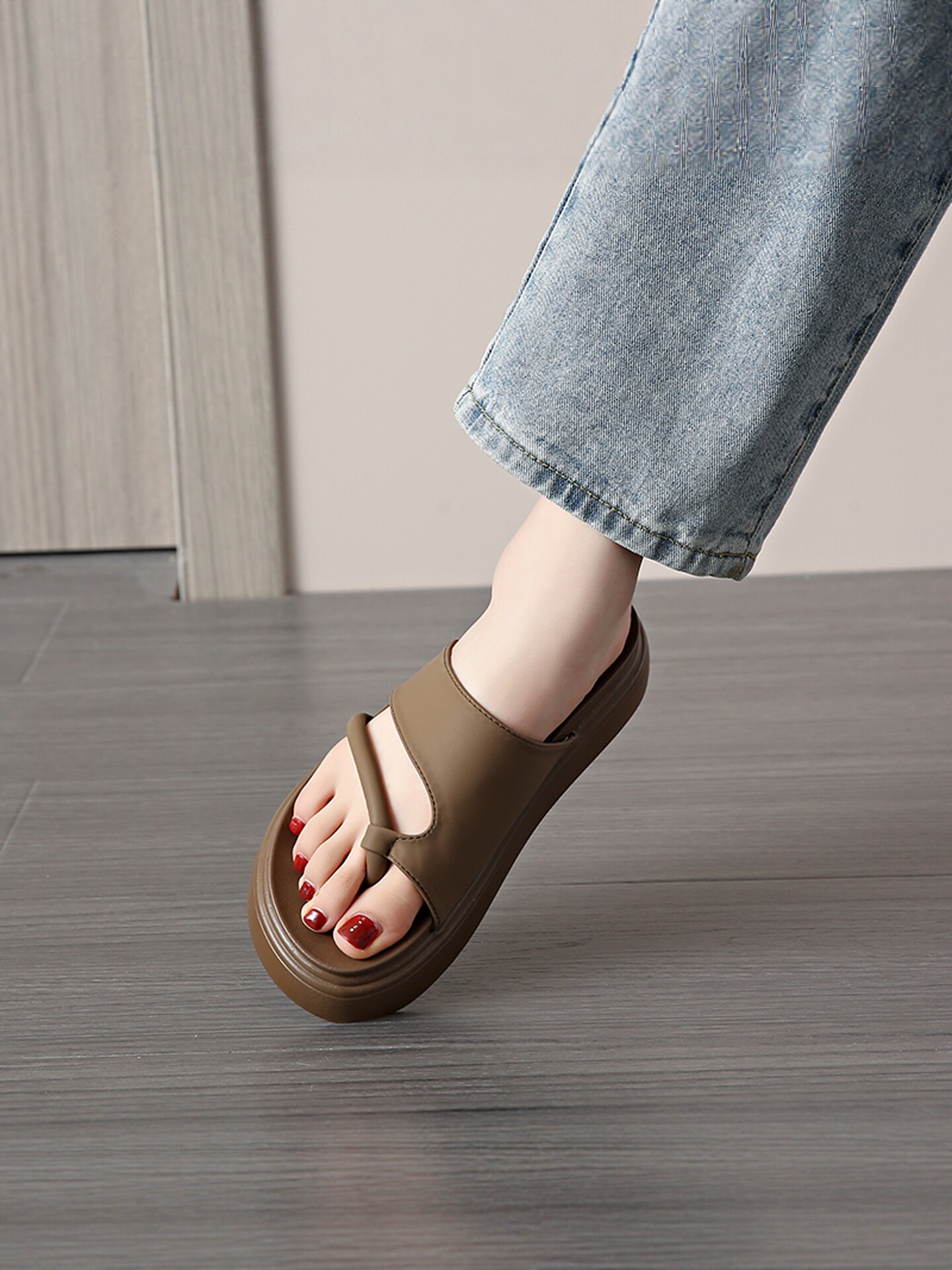 拖鞋女夏季外穿2026年新款爆款时尚绝美越南夹脚人字拖办公室凉拖主图